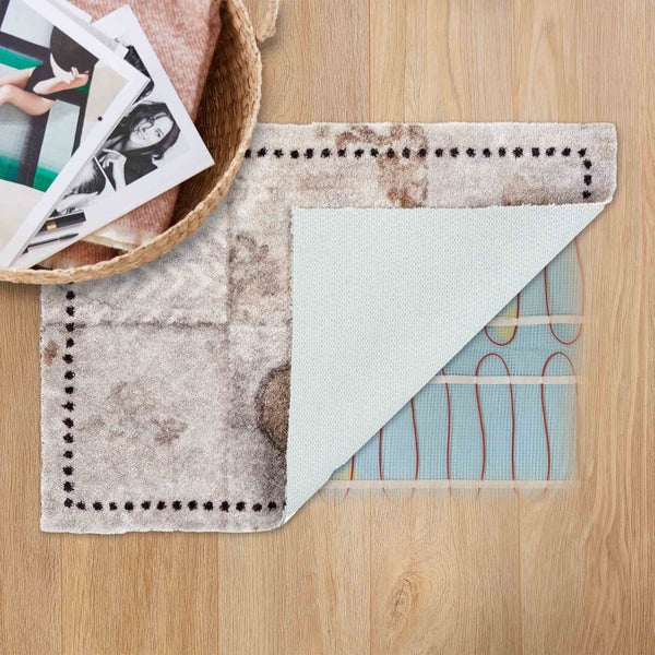 Teppich mit Heizfunktion, teilweise umgeschlagen, mit Korb auf Holzboden