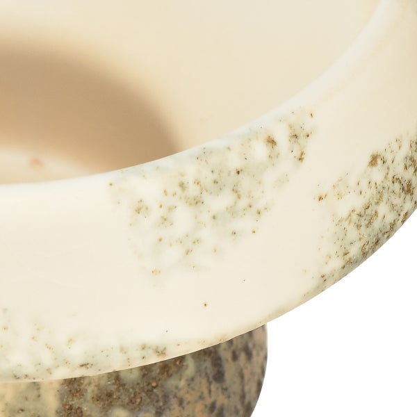 Detailansicht einer Pflanzschale aus Keramik