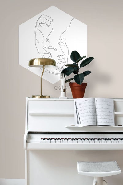 Szene mit weißem Klavier, Lampe, Pflanze und Wandbild mit Gesichtsdarstellung