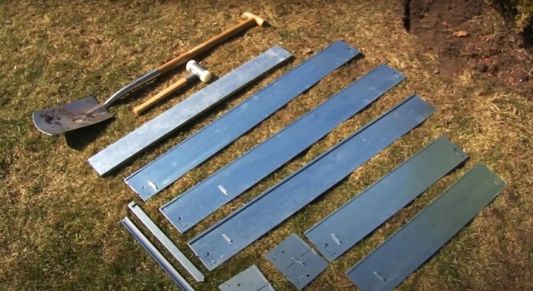 Erdarbeiten und Montage von Metalleinfassungen für den Garten mit Spaten und Hammer