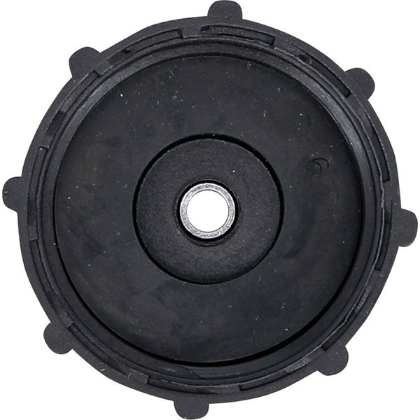 Gartenszene mit Kugelgrill, Grillgut, Beistelltisch, Geschirr und Deko