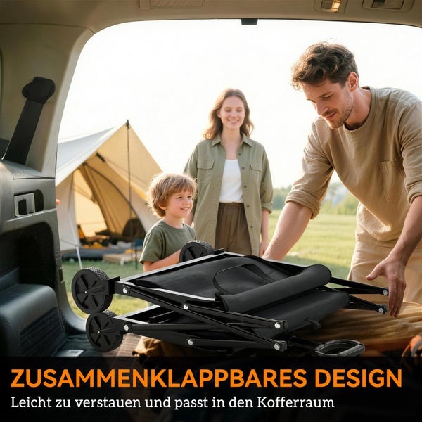 Familie beim Verstauen eines zusammenklappbaren Bollerwagens im Kofferraum während eines Campingausflugs