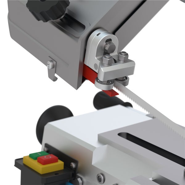 Detailansicht einer Metallsäge mit Sägeblatt und Bedienelementen