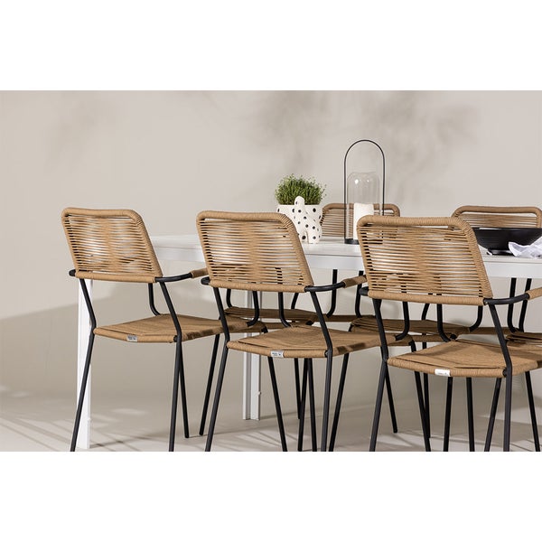 Moderne Essgruppe mit Gartenstühlen aus Seilgeflecht und schwarzem Metallgestell an einem weißen Tisch.