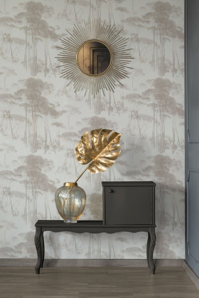 Dekoratives Interieur mit Konsole, Schrank, Vase, Blatt, Spiegel und Tapete mit Waldmuster.