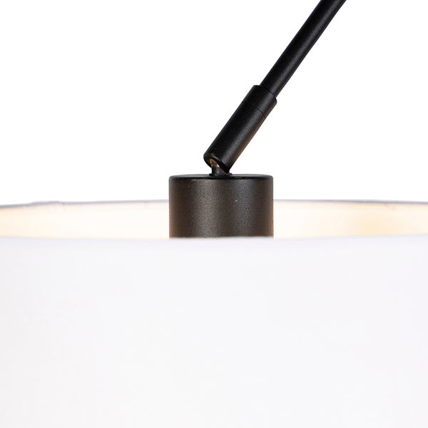 Detailansicht eines verstellbaren Gelenks aus schwarzem Metall an einem weißen Lampenschirm.