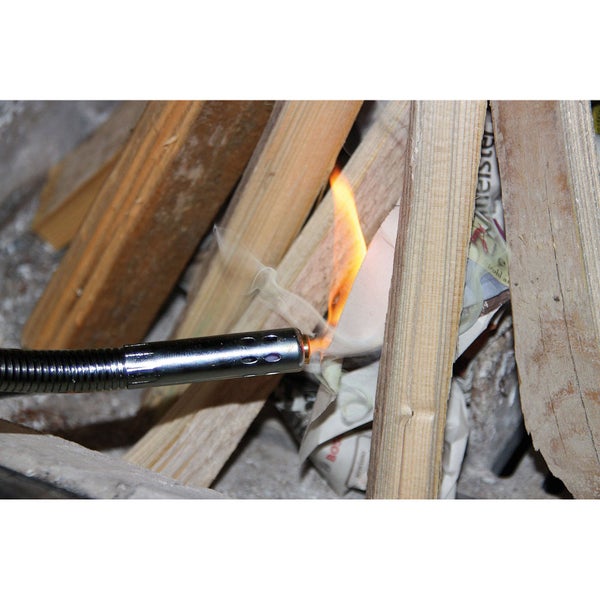 Ein Feuerzeug mit langem Hals zündet Holz an