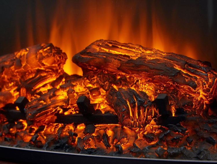 Nahaufnahme eines simulierten Kaminfeuers mit Holzscheiten