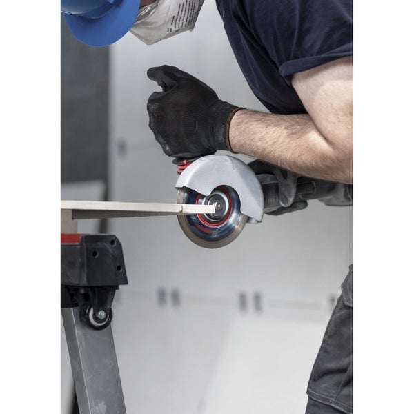 Fliesenschneider in Verwendung zum Zuschneiden einer Fliese