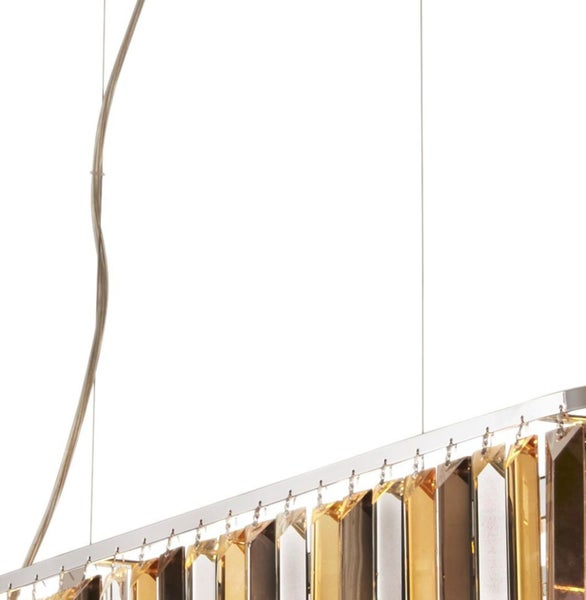 Hängelampe mit rechteckigen Kristallanhängern.