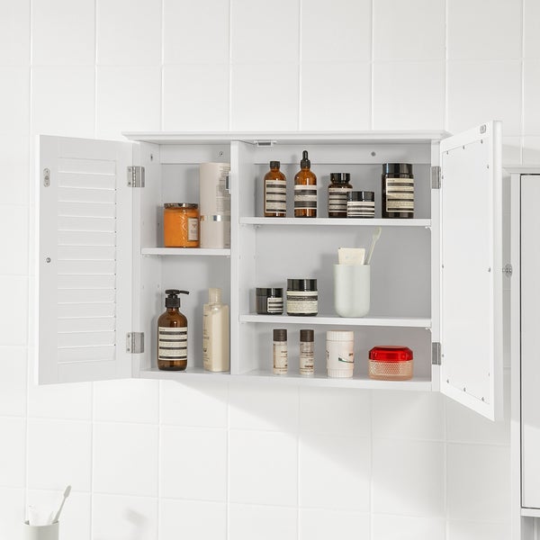 Offener weißer Badezimmerschrank mit verschiedenen Kosmetikartikeln