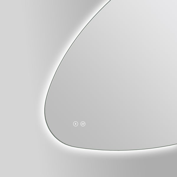 Organisch geformter Wandspiegel mit integrierter LED Beleuchtung und Spiegelheizung gegen Beschlagen zur einfachen Bedienung durch Touch Schalter