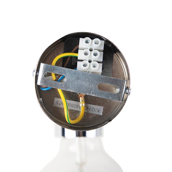 Innenansicht einer Deckenleuchten-Basis mit Lüsterklemme und Montagebügel für den elektrischen Anschluss.