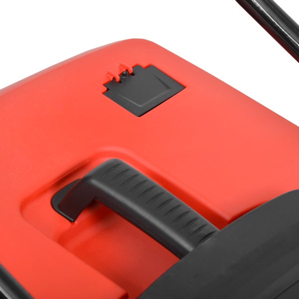 Detailansicht eines Rasenmähers mit rotem Gehäuse und schwarzem Griff