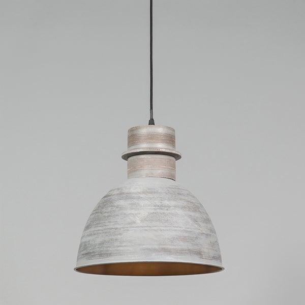 Pendelleuchte aus Metall im Industrie-Design mit Schirm in Used-Optik und schwarzem Kabel.