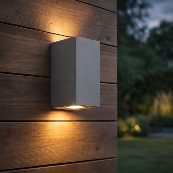 Moderne rechteckige Außenwandleuchte mit Lichtaustritt nach oben und unten an einer Holzwand montiert