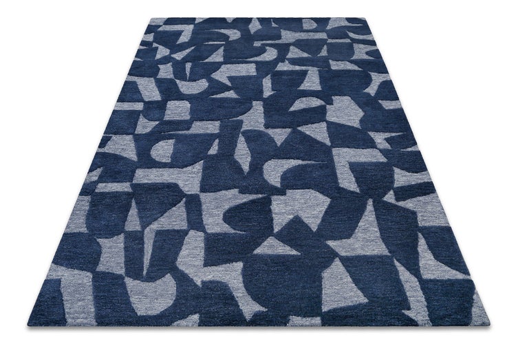 Rechteckiger Teppich mit abstraktem geometrischem Muster in Blau und Grau