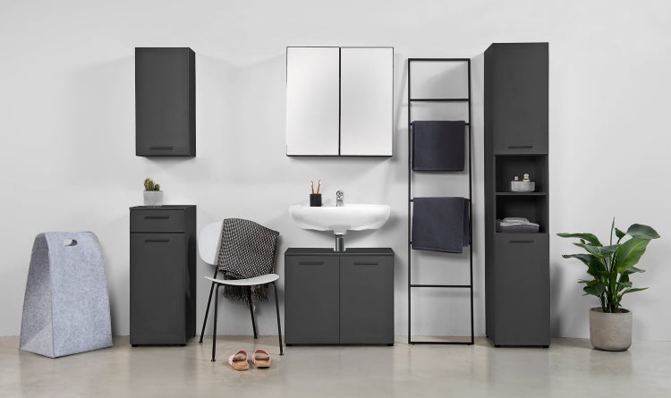Badezimmerensemble mit Waschtisch, Spiegelschrank und verschiedenen Schränken zur Aufbewahrung von Badartikeln