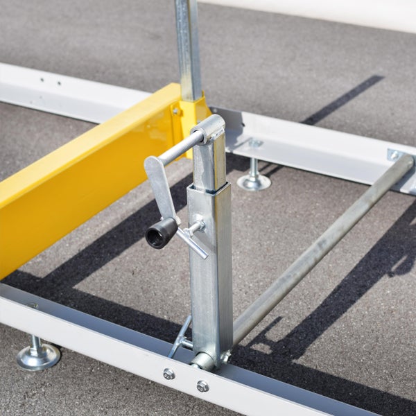 Detailansicht einer justierbaren Gerüststütze mit Kurbel