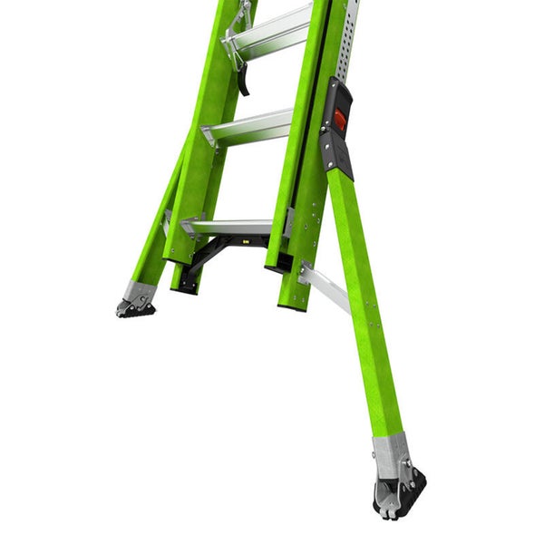 Grüne Glasfaserleiter mit verstellbaren Ausgleichsfüßen und Aluminiumsprossen für unebenen Untergrund.