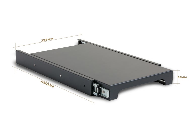 Schwarzer ausziehbarer Fachboden aus Metall, Breite 295 Millimeter, Tiefe 490 Millimeter, Höhe 55 Millimeter.