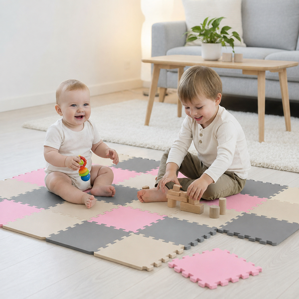 Zwei Kinder spielen auf einer weichen Spielmatte aus ineinandergreifenden Puzzleteilen in einem hellen und modern eingerichteten Wohnzimmer.