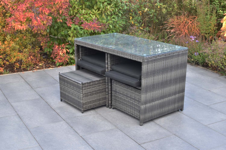 Graue Gartensitzgruppe mit Tisch, Hockern und Polstern