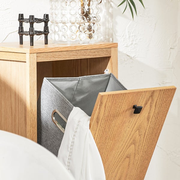 Badezimmerschrank mit Wäschekorb und offenem Fach