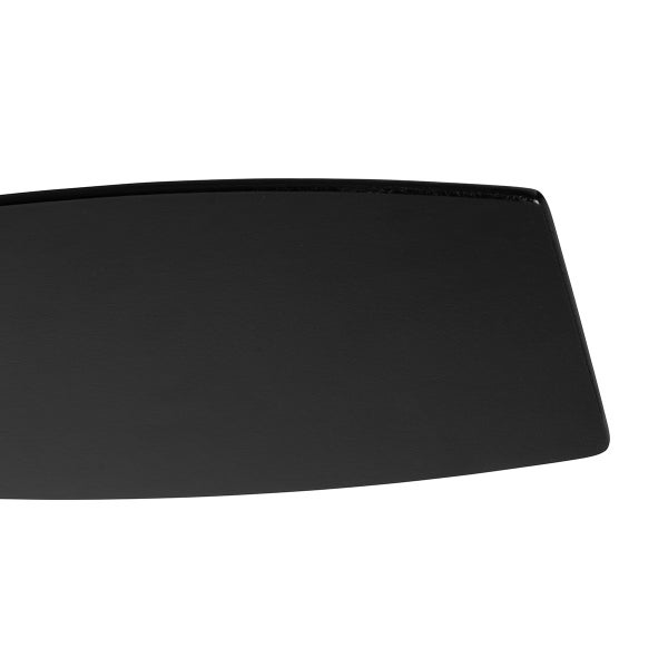 Nahaufnahme eines schwarzen Deckenventilatorflügels mit einer matten strukturierten Oberfläche.