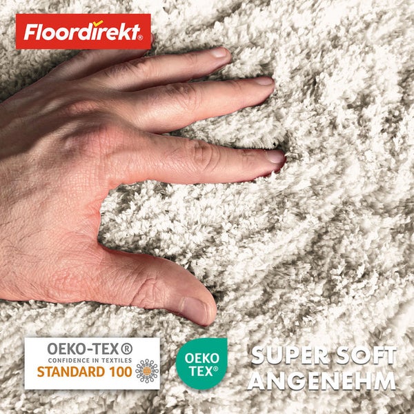 Nahaufnahme eines Teppichs mit Florstruktur und einer Hand, die die Weichheit des Materials testet; Marke Floordirekt, Öko-Tex Standard 100 Siegel