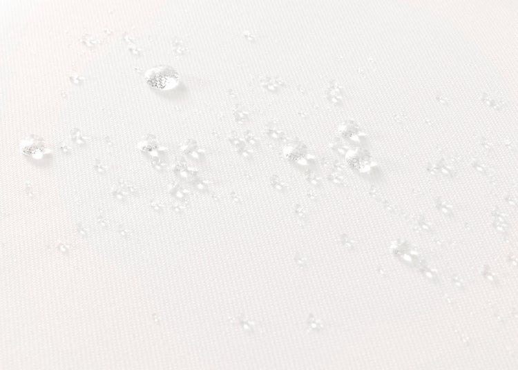 Nahaufnahme von Wassertropfen auf wasserabweisendem Stoff