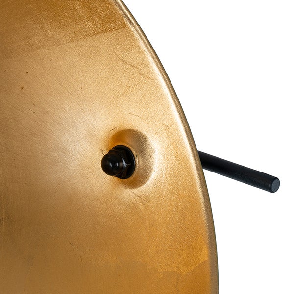 Detailansicht einer goldenen Platte mit schwarzer Schraube und Stange
