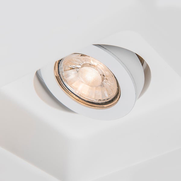 Schwenkbarer LED-Einbaustrahler in Weiß mit warmweißem Licht.