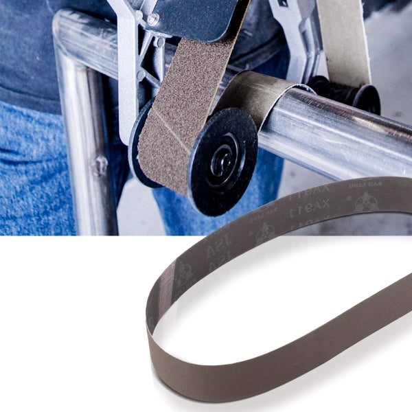 Schleifband für Rohrschleifer bei der Anwendung an einem Metallrohr.