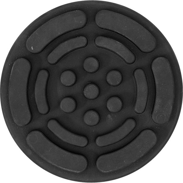 Großer Olivenbaum mit knorrigem Stamm in einem Kunststofftopf in einer hellen, organisierten Baumschule auf einer Holzpalette.