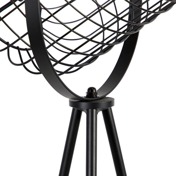 Detailaufnahme einer schwarzen Stehlampe mit Drahtkorb