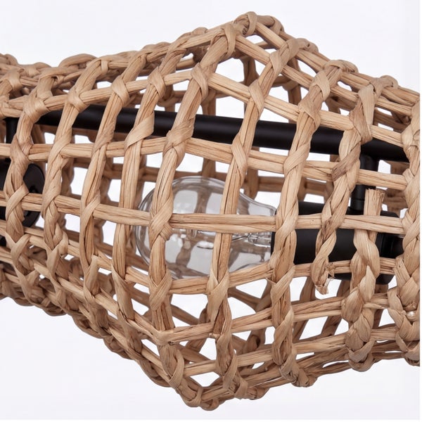 Nahaufnahme eines Lampenschirms aus geflochtenem Naturmaterial mit schwarzem Metallgestell und Leuchtmittel.