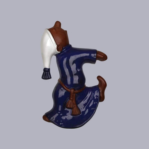 Dekorative Keramikfigur Sandmännchen in dynamischer Pose mit blauem Gewand und weißer Schlafmütze.