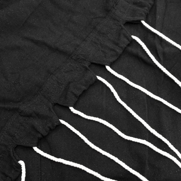 Hängesessel mit Gestell und junger Frau im Garten