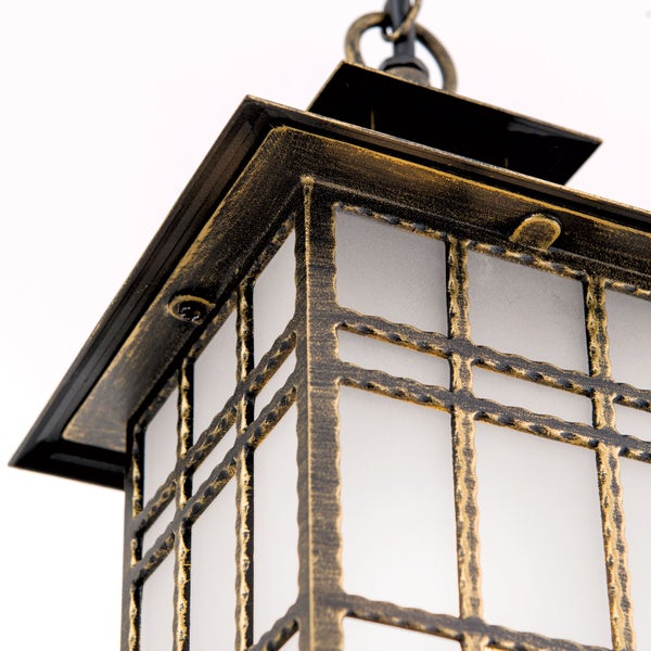 Detailaufnahme einer Außen-Hängeleuchte aus Metall mit Gitterverzierung und Glas im antiken Design.