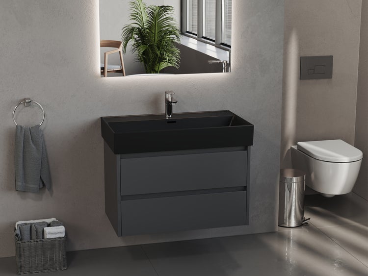 Modernes Badezimmer mit Waschtischunterschrank, Spiegel, Toilette und Accessoires