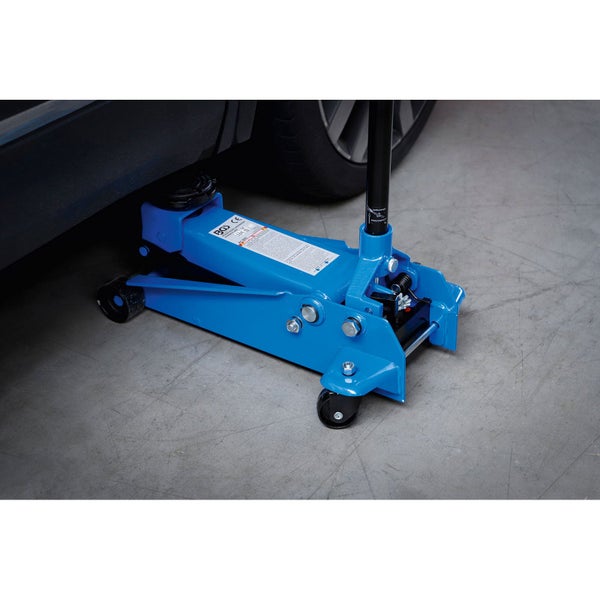 Detailansicht eines blauen Rangierwagenhebers aus Metall mit Hydraulikpumpe und Rollen.