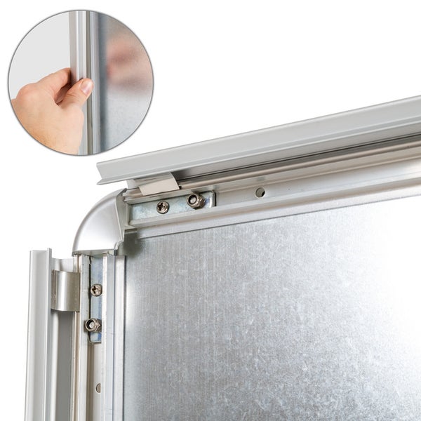 Detailansicht eines Wechselrahmen-Systems mit Metallelementen und einem Handgriff zum Öffnen