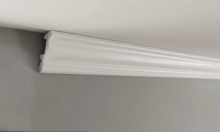 Weiße Stuckprofile an Wand und Decke