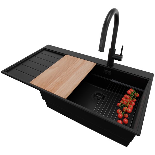 Schwarze Küchenspüle mit Abtropffläche, Schneidebrett, Spülenrost und Armatur.