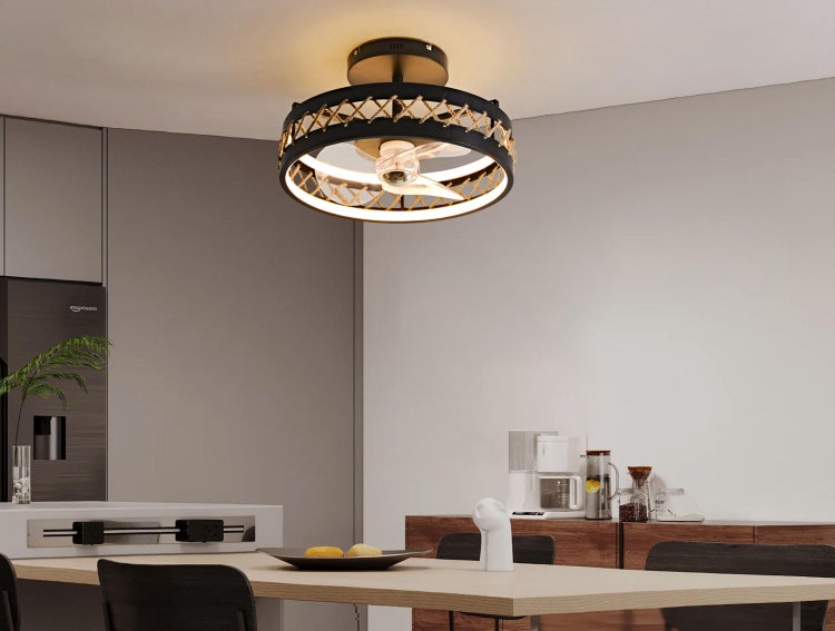 Deckenventilator mit Beleuchtung in einem Esszimmer