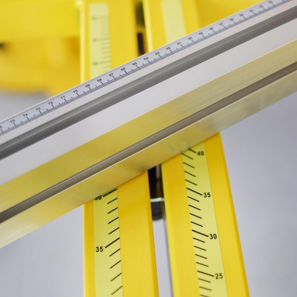 Detailaufnahme einer gelben Messlehre mit Skala