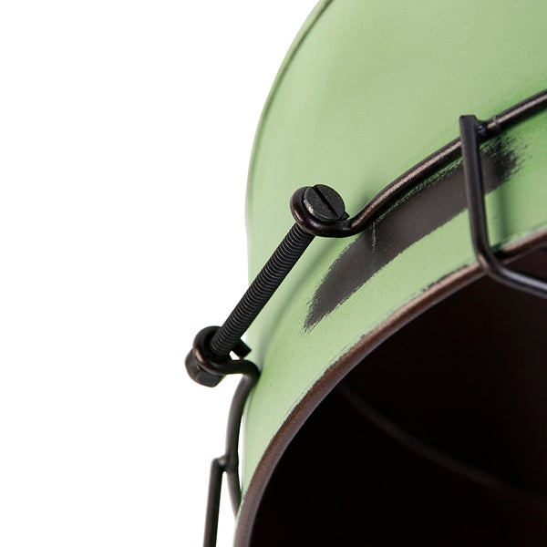 Detailaufnahme einer Metallpflanzgefäßkonstruktion mit Schrauben