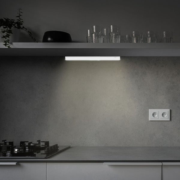 Küchenszene mit Unterbauleuchte, Kochfeld und Steckdose