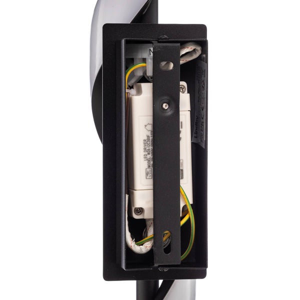 Innenansicht der Wandhalterung einer Leuchte mit schwarzem Metallgehäuse, integriertem LED-Treiber und sichtbarer Verkabelung.